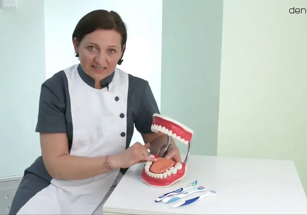 Czym czyścić język w Rossmann? Skuteczne produkty dla zdrowia jamy ustnej