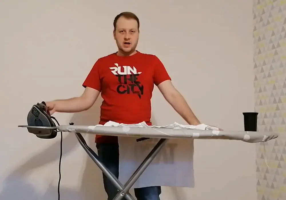 Jak prasować T-shirt, aby uniknąć zniszczenia nadruku i materiału