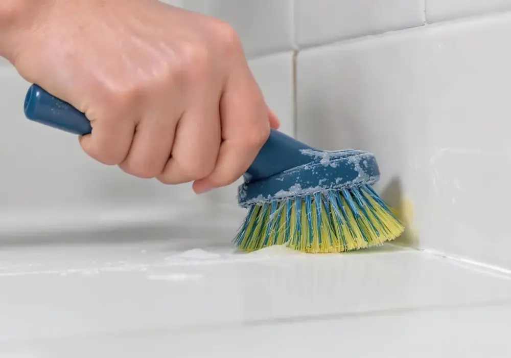 Czyszczenie fug - Jak skutecznie odświeżyć spoiny bez remontu?