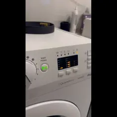 Panel sterowania pralki Indesit. Wyświetlacz pokazuje opcje, a zielony przycisk "Start/Pauza" jest gotowy do użycia. Jak ustawić czas prania?