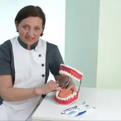 Czym czyścić język w Rossmann? Skuteczne produkty dla zdrowia jamy ustnej