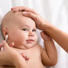 Jak czyścić uszy niemowlakom bez ryzyka uszkodzenia i bólu