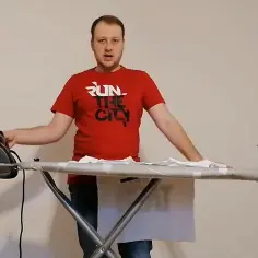 Jak prasować T-shirt, aby uniknąć zniszczenia nadruku i materiału