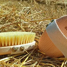 Jak czyścić szczotkę do masażu na sucho, by uniknąć uszkodzeń?