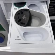 Szuflada na proszek w pralce Electrolux. Widać przegródkę na płyn "Liquid Only" oraz miejsce na płyn do płukania i pranie główne.