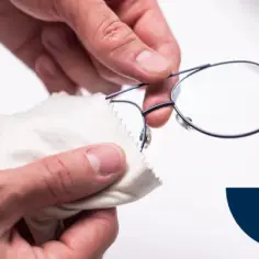 Jak skutecznie czyścić okulary plastikowe bez ryzyka ich uszkodzenia