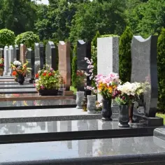 Jak skutecznie czyścić pomnik granitowy i unikać uszkodzeń