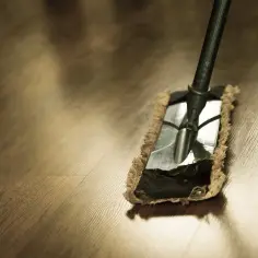 Mop parowy na drewnianej podłodze. Czy mopem parowym można myć panele? Tak, ale ostrożnie!