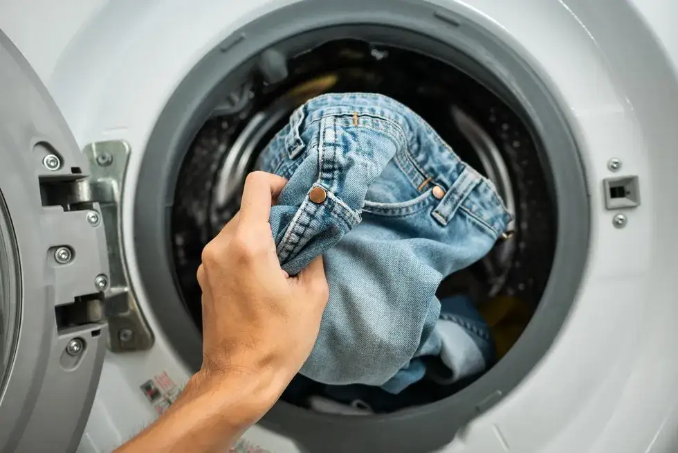 Zdjęcie W jakiej temperaturze prać jeansy, aby ich nie zniszczyć?
