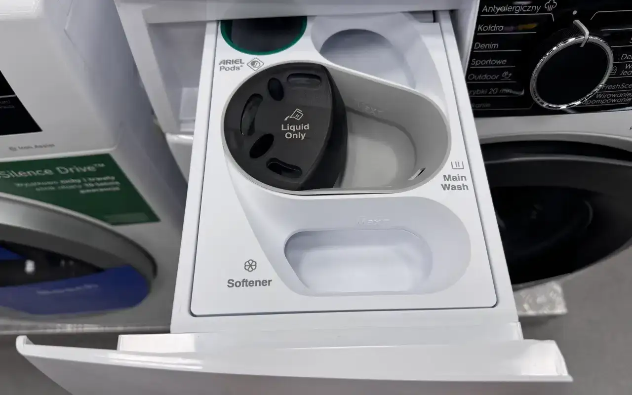 Szuflada na proszek w pralce Electrolux. Komora na płyn 