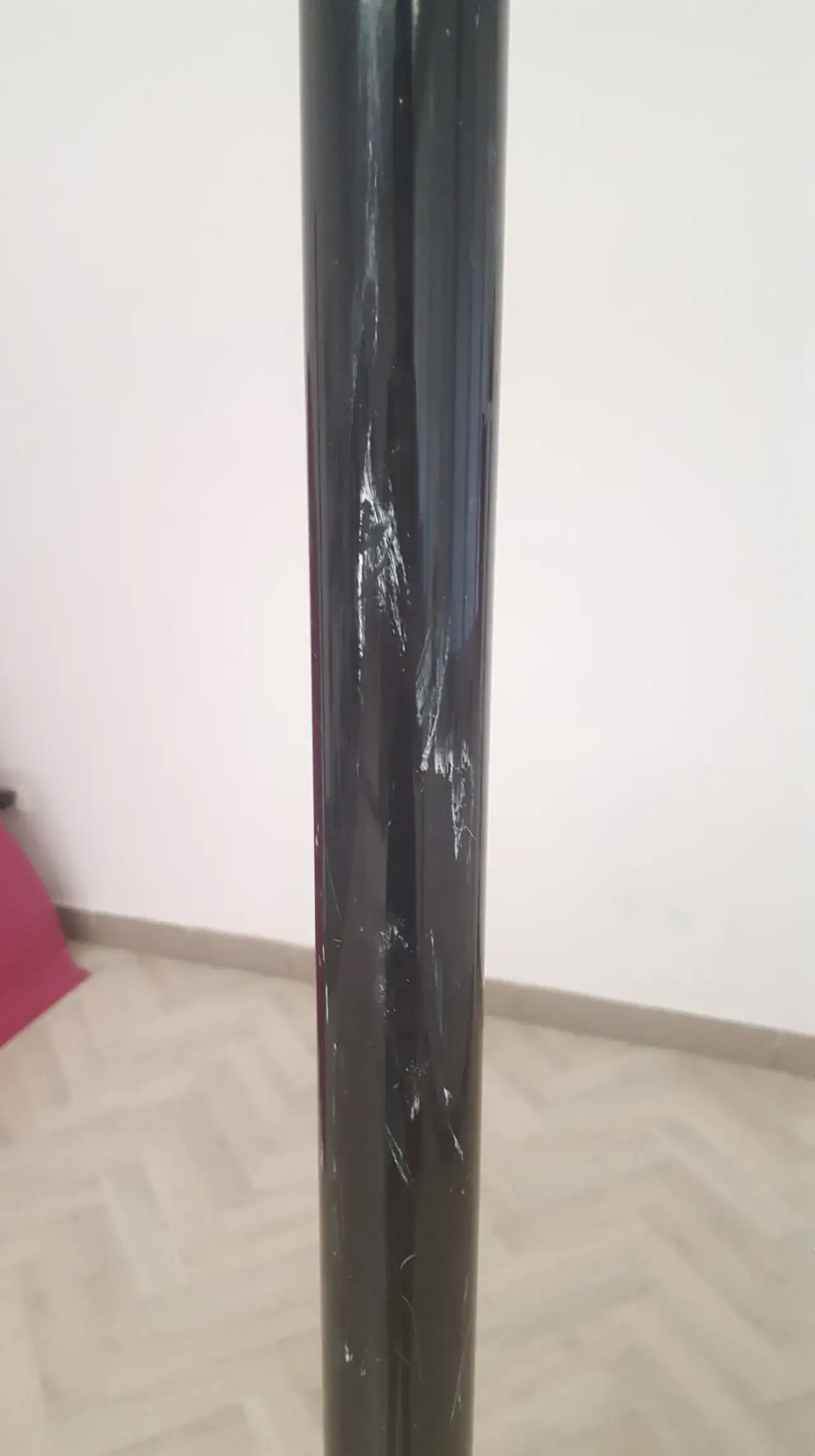 Zdjęcie Czym czyścić rurę pole dance, aby uniknąć uszkodzeń i zapewnić bezpieczeństwo