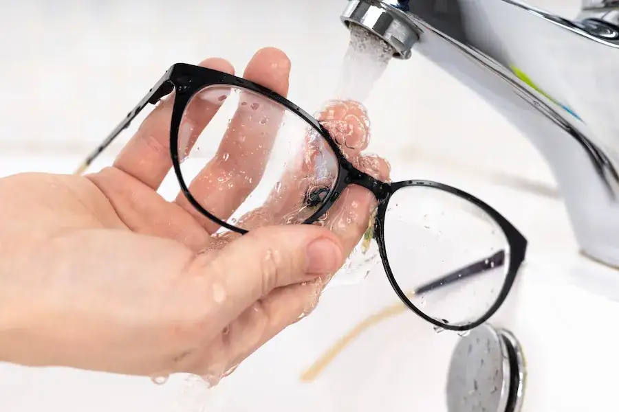 Zdjęcie Jak skutecznie czyścić okulary Vision Express bez ryzyka uszkodzeń