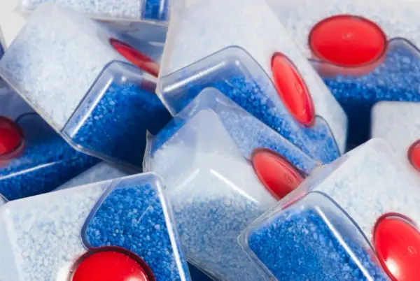 Jakie tabletki do zmywarki - Jak dobrać detergent i uniknąć smug?
