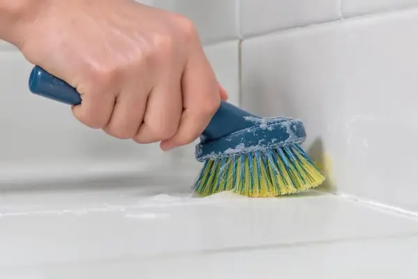 Czyszczenie fug - Jak skutecznie odświeżyć spoiny bez remontu?