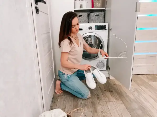 Na jakim programie suszyć buty w suszarce Samsung, aby ich nie uszkodzić?